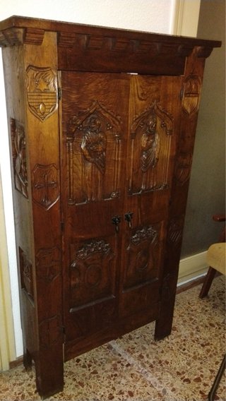 Armario de madera tallada