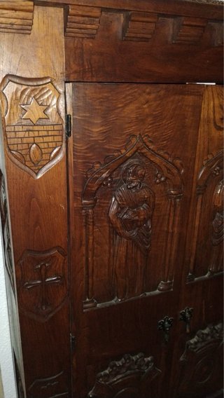 Armario de madera tallada