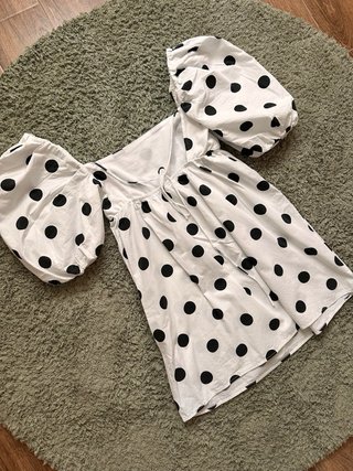 Vestido blanco con topos negros