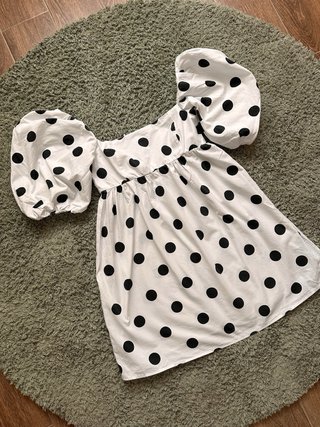 Vestido blanco con topos negros