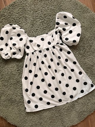 Vestido blanco con topos negros