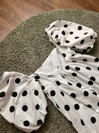 Vestido blanco con topos negros