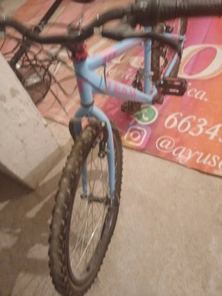Bicicleta de niña azul y rosa