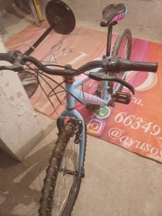 Bicicleta de niña azul y rosa