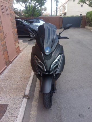 Moto Scooter Negra y Gris Electrica