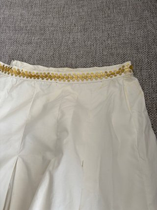 Falda blanco hueso  con bordado dorado