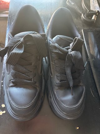 Zapatillas negras con suela gruesa