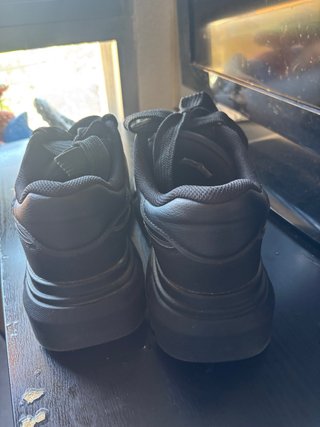 Zapatillas negras con suela gruesa