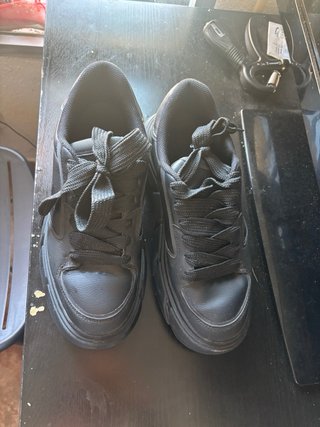 Zapatillas negras con suela gruesa