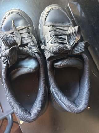 Zapatillas negras con suela gruesa