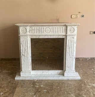 Chimenea de mármol blanco clásica