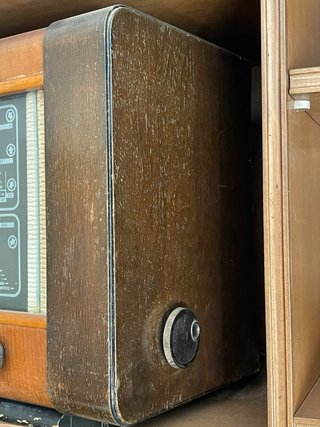Radio antigua madera y tela