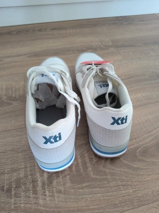 Zapatillas Xti Beige y Blancas