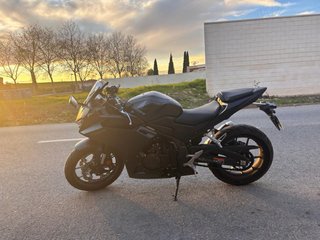 Honda CBR 500R Negra