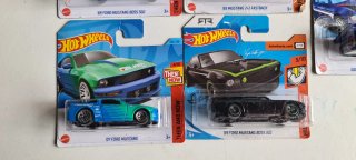 Hot Wheels Ford Mustang '65 y '18