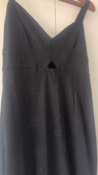 Vestido negro de verano con escote