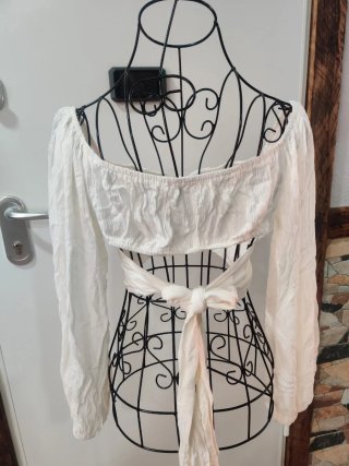 Blusa blanca manga larga escote cuadrado