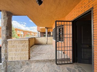 Casa adosada en venta en Los Robles en Seseña