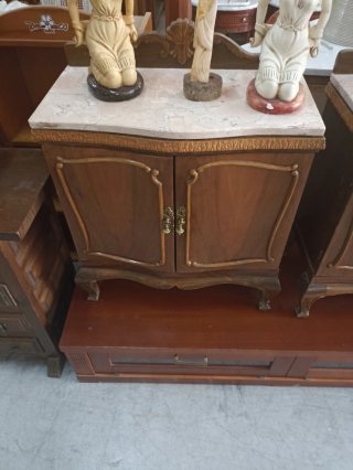 Mesita de noche de madera y mármol
