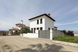 Chalet en venta en Zubia (La)