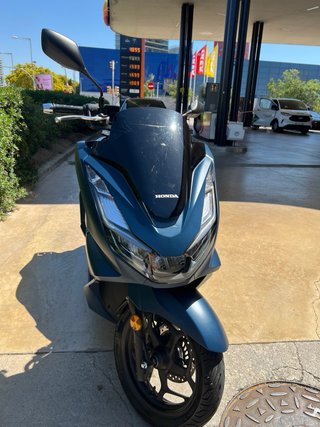Moto honda PCX 125 año 2024 kilometraje  33,000 mi