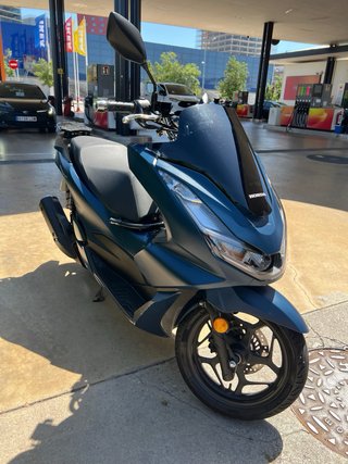 Moto honda PCX 125 año 2024 kilometraje  33,000 mi