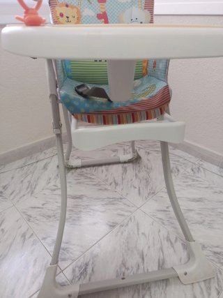 Trona infantil con diseño de animales plegable.