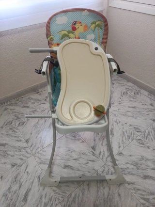 Trona infantil con diseño de animales plegable.