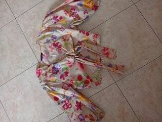 Top corto floreale con fiocco