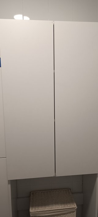 Mueble de baño blanco y beige