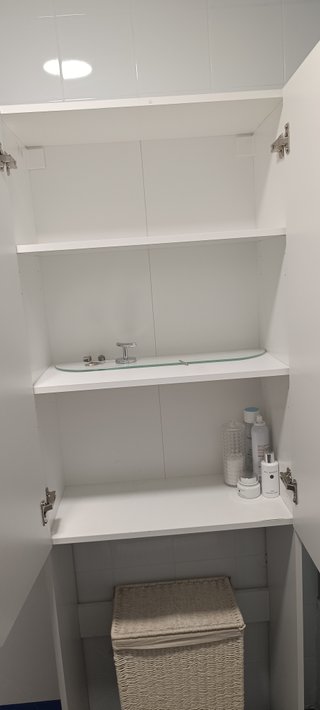 Mueble de baño blanco y beige