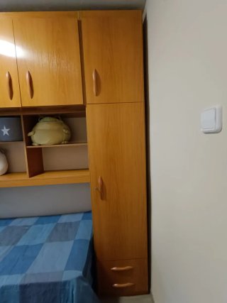 Habitación juvenil con 2 camas y armario