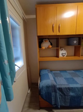 Habitación juvenil con 2 camas y armario