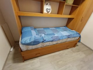 Habitación juvenil con 2 camas y armario