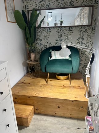 Tarima para pedicura con sillón y lampara.