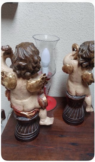 Pareja de ángeles  tallados en madera