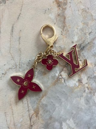 Charm Louis Vuitton Flor y LV Dorado Rosa