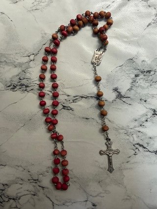 Rosario de madera rojo con crucifijo