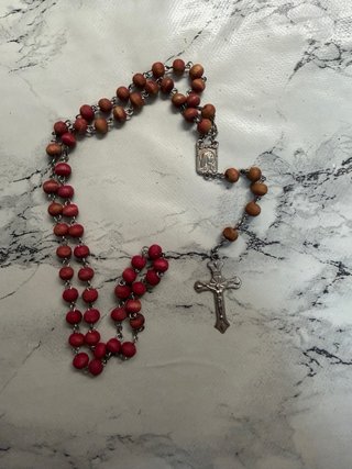 Rosario de madera rojo con crucifijo