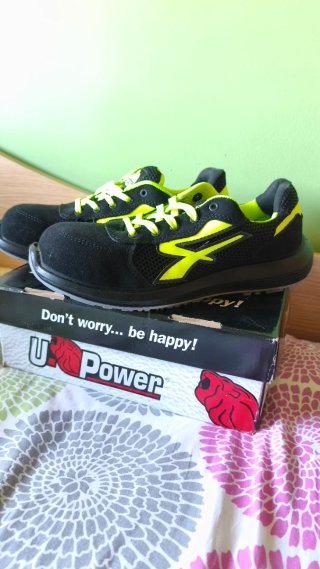 Zapatos de seguridad U-Power negros y amarillos