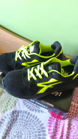Zapatos de seguridad U-Power negros y amarillos