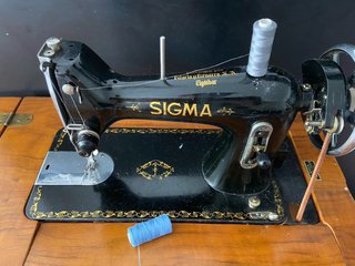 Máquina de coser Sigma antigua