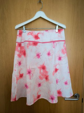 Falda blanca con flores rosas talla 44