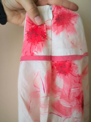 Falda blanca con flores rosas talla 44