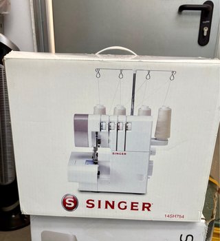 Máquina Overlock Singer 14SH754