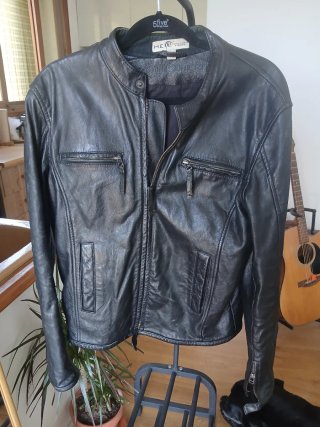 Cazadora de hombre de cuero negro estilo biker