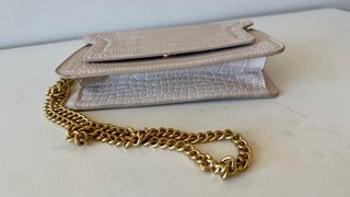 Bolso bandolera blanco efecto cocodrilo