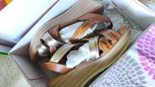 Sandalias cuña marrón y dorado