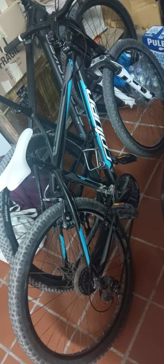 Bicicleta de Montaña Negra y Azul