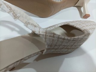 Zapatos de tacón beige y dorado
